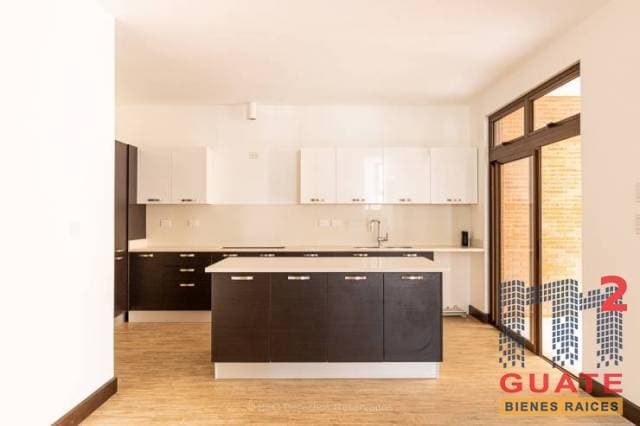 Casa de 529.5 m2 de construcción en Venta, Zona 10 — foto 4