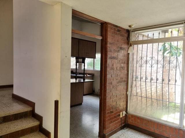 Casa en Renta para Uso Empresarial con amplio parqueo — foto 3