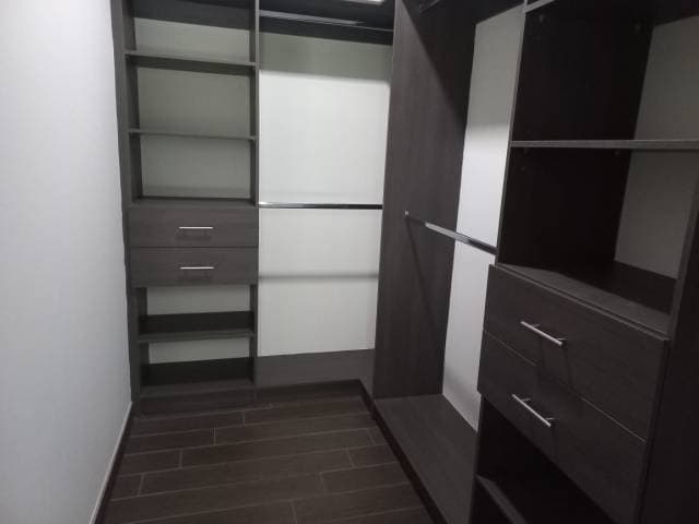 Alquilo Apartamento Tipo Estudio con Terraza en Zona 10 — foto 4