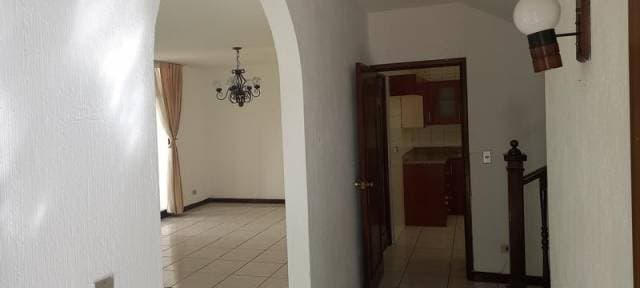 Casa en Venta Zona 10 con Elevador al 2do. nivel — foto 3