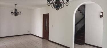 Casa en Venta Zona 10 con Elevador al 2do. nivel — foto 1