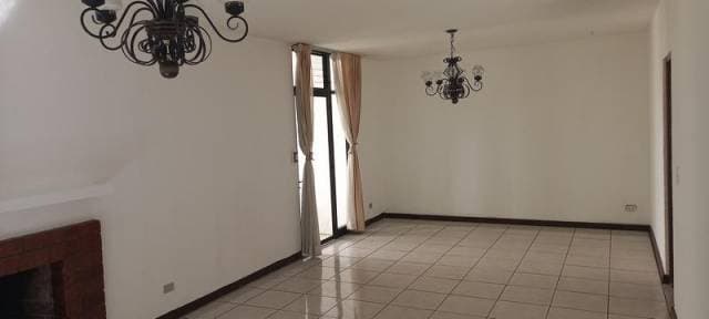 Casa en Venta Zona 10 con Elevador al 2do. nivel — foto 4