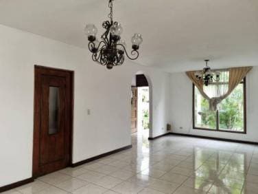 Casa en Venta Zona 10 con Elevador al 2do. nivel — foto 1