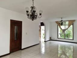 Casa en Venta Zona 10 con Elevador al 2do. nivel