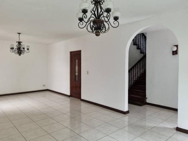 Casa en Venta Zona 10 con Elevador al 2do. nivel — foto 2