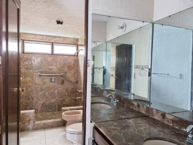 Casa en Venta Zona 10 con Elevador al 2do. nivel — foto 5