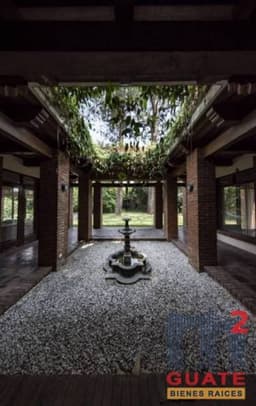 Casa de 684 m2 de construcción, en Renta, Zona 14