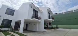 Casa en Venta en Condominio Cerro Azul, Sector A-10 San Cristóbal.  Terreno de 147 metros cuadrados.  Área de construcción de 179mts cuadrados, distribuidos en 2 niveles, con cisterna y agua caliente