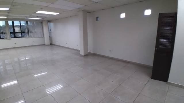 Renta Oficina Tabicada zona 9 — foto 2