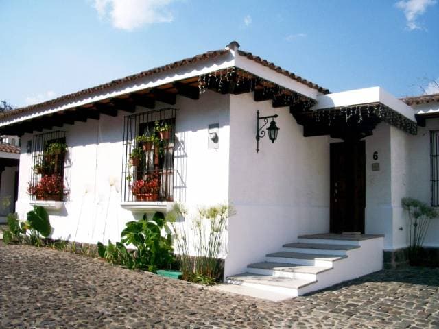 RENTO PRECIOSA CASA EN ANTIGUA GUATEMALA, AMUEBLADA — foto 1