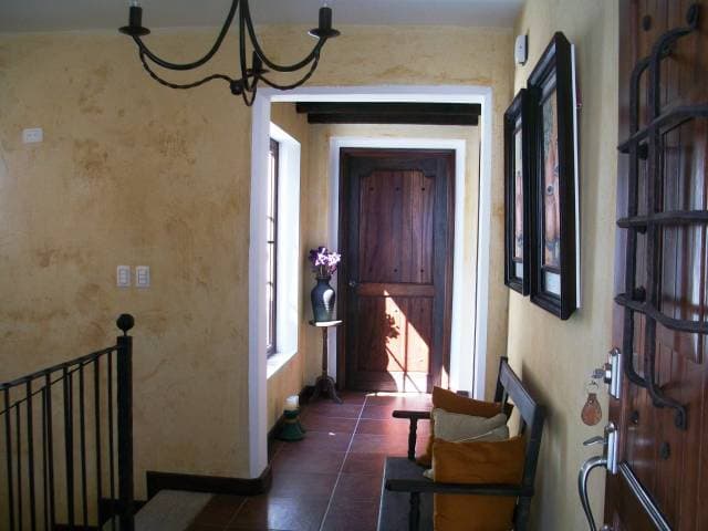 RENTO PRECIOSA CASA EN ANTIGUA GUATEMALA, AMUEBLADA — foto 2