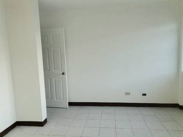 Se alquila apartamento en zona 5 — foto 2