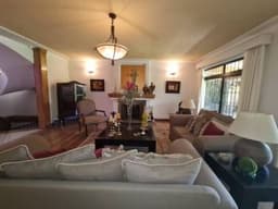 Casa amplia de gran jardin en venta en zona 8 san crisobal