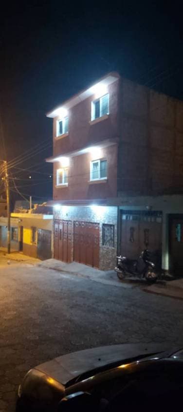 vendo casa de tres niveles  con estilo colonial — foto 1