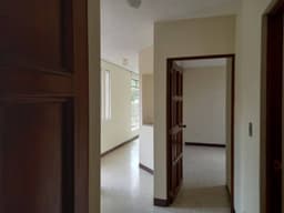 Apartamento en Renta Zona 10, segundo nivel con balcón
