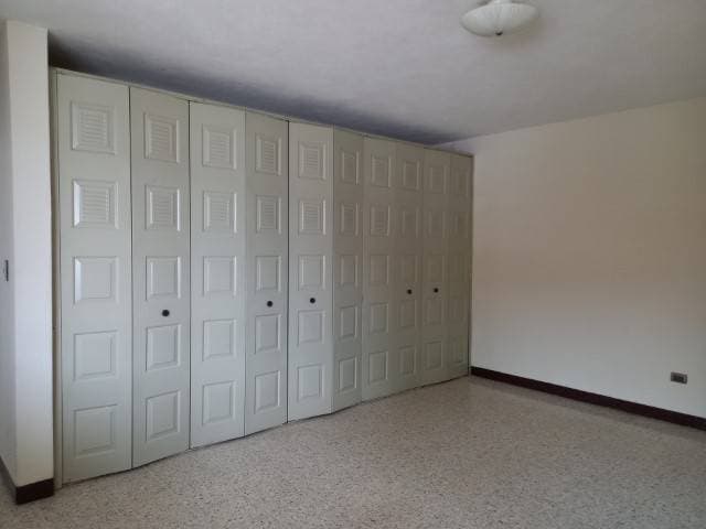 Apartamento en Renta Zona 10, segundo nivel con balcón — foto 3
