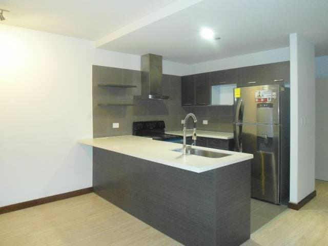 Apartamento en Renta Zona 10 Edificio Veinti4 — foto 3