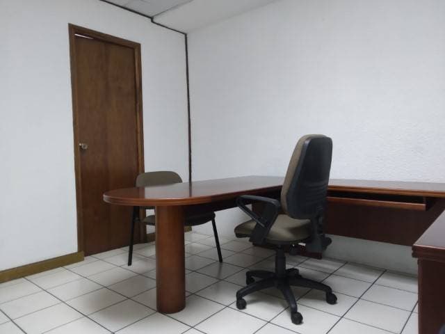 Oficina en Renta Zona 9 Edificio Cristal — foto 3