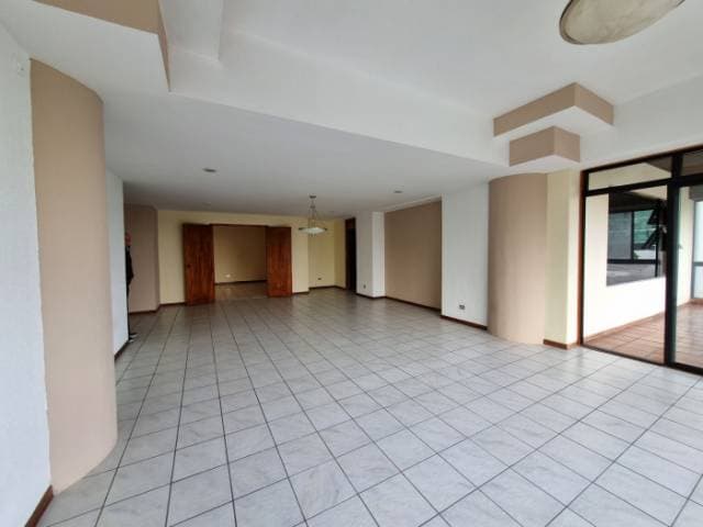 SE RENTA APARTAMENTO AMPLIO EN ZONA 15 — foto 2