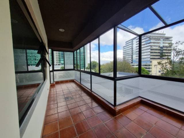 SE RENTA APARTAMENTO AMPLIO EN ZONA 15 — foto 4