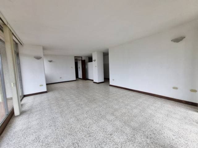RENTO APARTAMENTO AMPLIO EN ZONA 10, EDIFICIO SANTA CLARA — foto 5