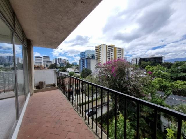 RENTO APARTAMENTO AMPLIO EN ZONA 10, EDIFICIO SANTA CLARA — foto 7