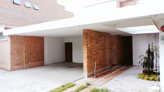 Casa con uso Comercial a 75 m las Americas, Zona 14