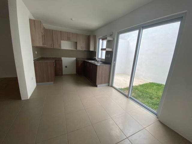 En alquiler hermosa casa de tres niveles — foto 3