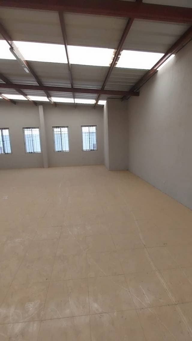 RENTO BODEGA DE 1200 M2 EN SAN MIGUEL PETAPA — foto 2