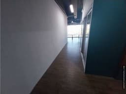 Moderna oficina en renta o venta en Desing Center zona 10, frente a Oakland Mall.