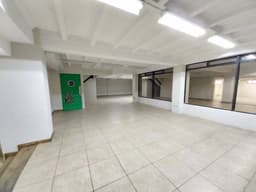 Bodega con sala de ventas y oficina en veta en Aguilar Batres
