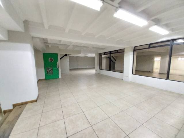 Bodega con sala de ventas y oficina en veta en Aguilar Batres