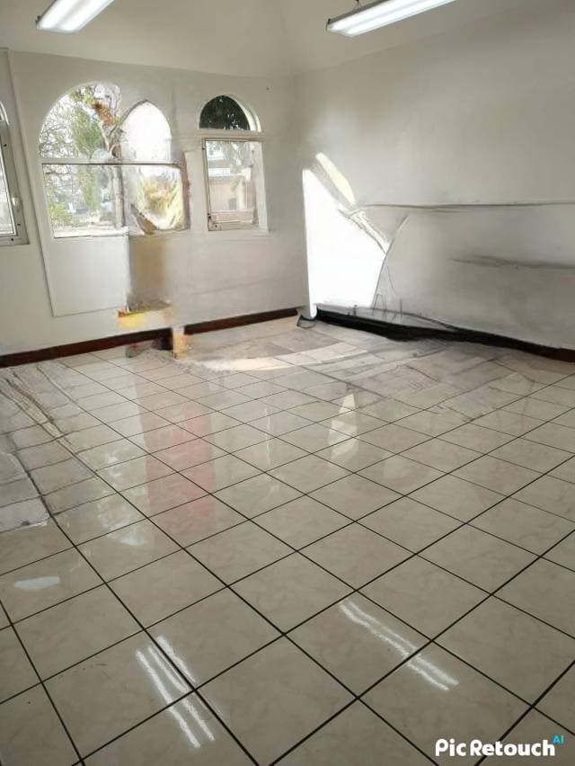 RENTO LOCAL EN EDIFICIO MEDICO , GRANAI 3, ZONA 11 — foto 1