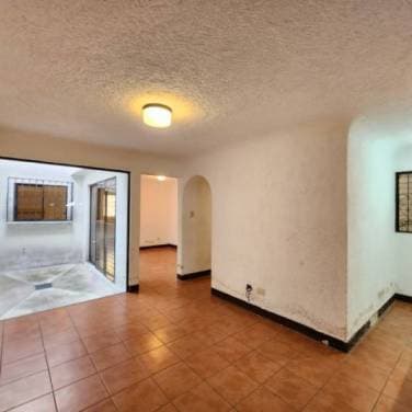 Casa en Venta Pinares de San Cristóbal, Guatemala — foto 1