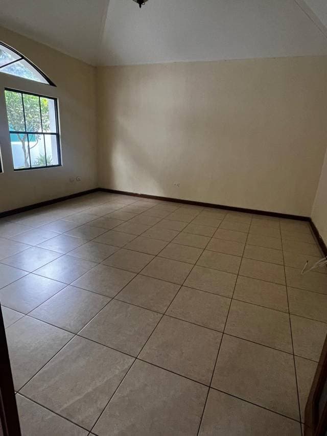 RENTO CASA EN CONDOMINIO LAS CUMBRES — foto 3