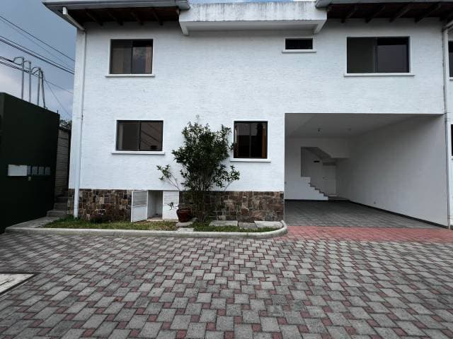 RENTO CASA EN ZONA 16 — foto 1