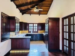 Se renta casa con 5 habitaciones en Antigua Gt, Un nivel!