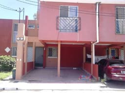 Preciosa casa dentro de complejo comercial El Frutal