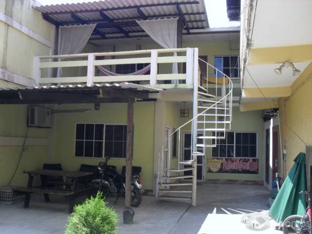 PROPIEDAD DE 2 NIVELES CON LOCALES COMERCIALES. — foto 2