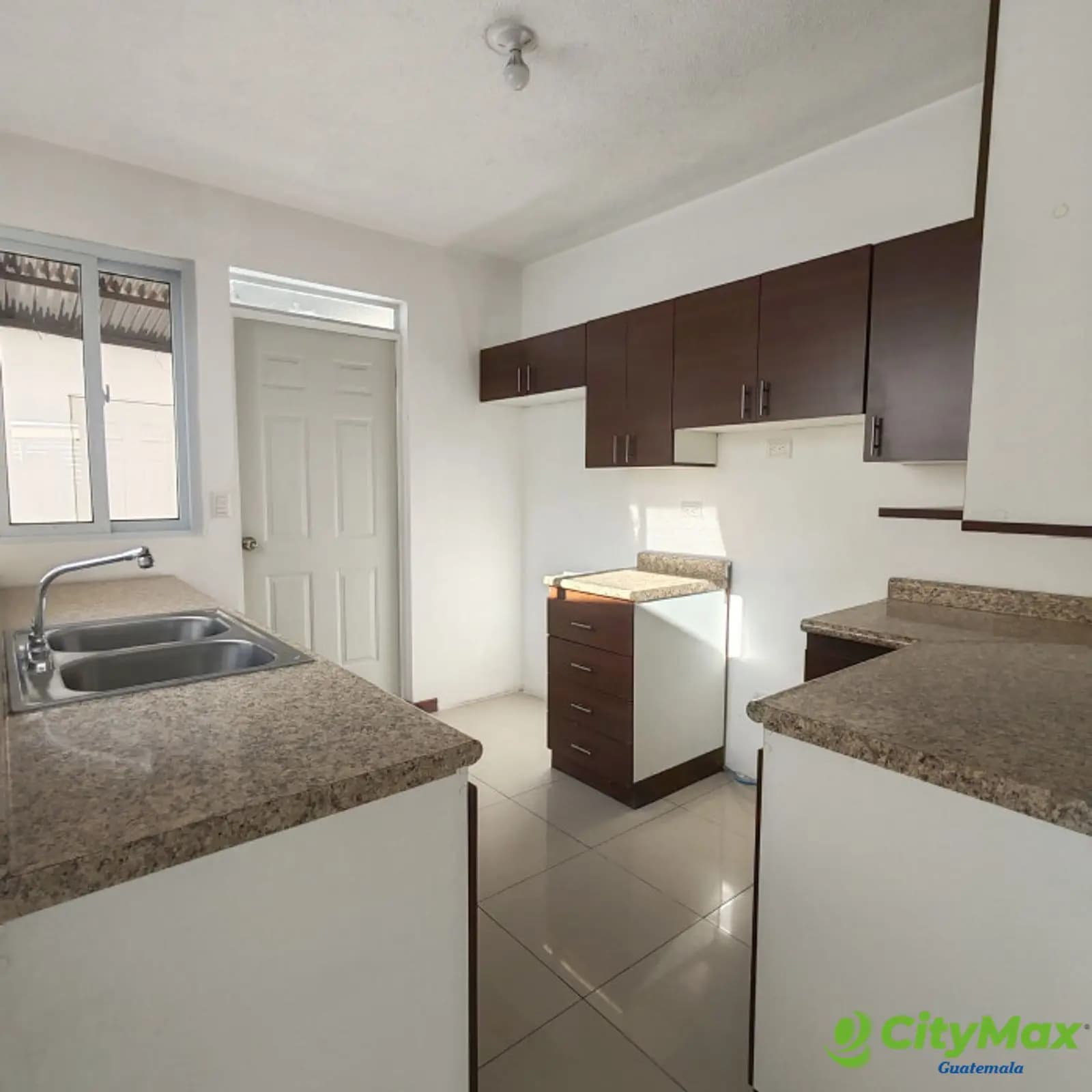Casa en venta hacienda real zona 16 — foto 1