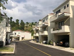 Amplia casa en venta, Vistas de San Isidro, zona 16.